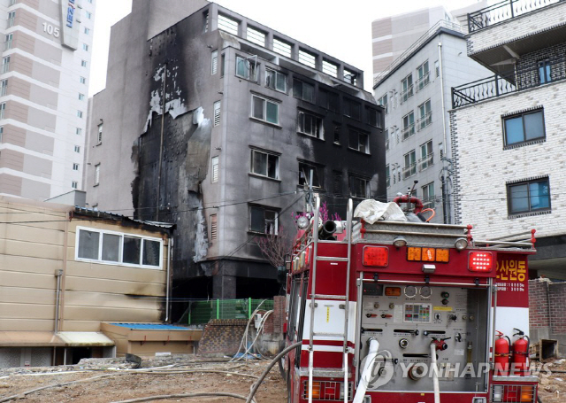 지난해 4월 22일 오전 경기도 오산시 갈곶동의 한 6층짜리 원룸 건물에서 화재가 발생했다. 서울동부지법 형사6단독 안은진 판사는 담뱃불을 잘못 튕겨 이 건물에 화재를 일으킨 혐의로 기소된 강 모 씨에게 금고 1년 4개월을 선고했다고 19일 밝혔다. /경기도재난안전본부 제공=연합뉴스