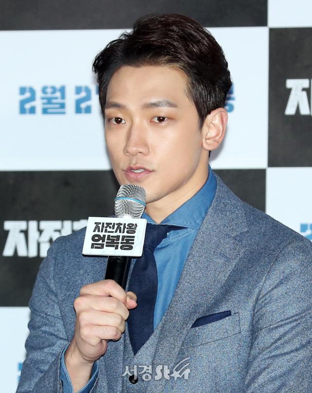 배우 정지훈이 19일 서울 용산구 CGV 용산아이파크몰에서 열린 영화 ‘자전차왕 엄복동’ 언론시사회에 참석하고 있다.