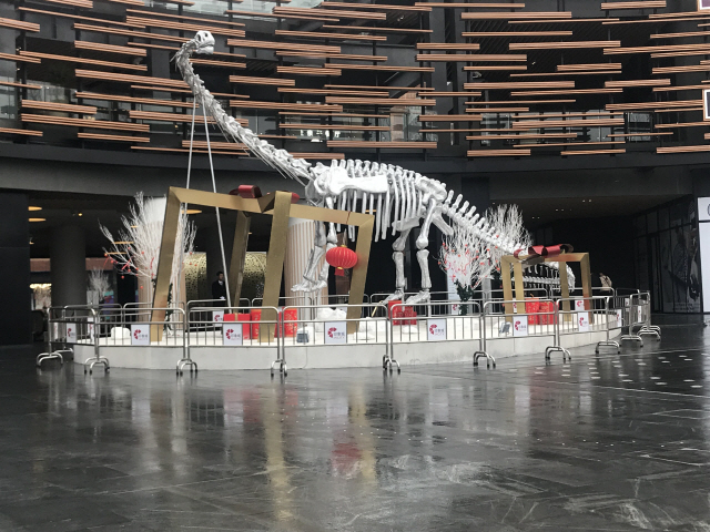 쇼핑몰 ‘샨린인샹청’ 초입에 설치된 공룡 뼈 모양의 화석 모형. 어린이들의 시선을 끌어들이는 시설물로 통한다. /박준호기자