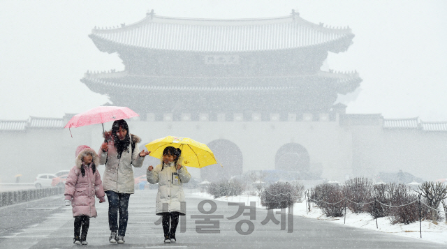 절기상 ‘우수’인 19일 오전 모녀가 흰 눈이 소복이 쌓인 서울 광화문광장을 걷고 있다. /오승현기자