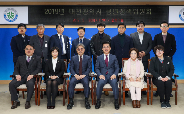 허태정(사진 앞줄 왼쪽에서 네번째) 대전시장이 2019년 청년정책위원회 회의를 개최하고 위원들과 기념촬영을 하고 있다. 사진제공=대전시