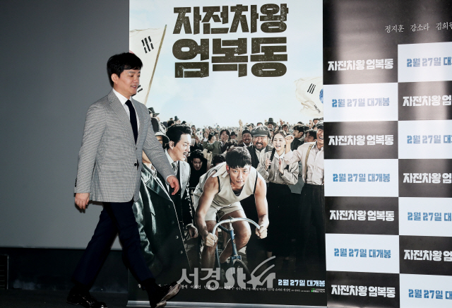 배우 이범수가 19일 서울 용산구 CGV 용산아이파크몰에서 열린 영화 ‘자전차왕 엄복동’ 언론시사회에 참석해 포즈를 취하고 있다.