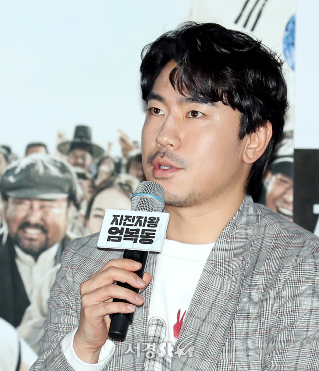 배우 이시언이 19일 서울 용산구 CGV 용산아이파크몰에서 열린 영화 ‘자전차왕 엄복동’ 언론시사회에 참석하고 있다.