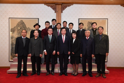 이낙연 국무총리는 19일 서울 삼청동 총리공관에서 한국신지식인협회 중앙회 회장단과 오찬간담회를 했다./ 이낙연 총리 트위터 계정