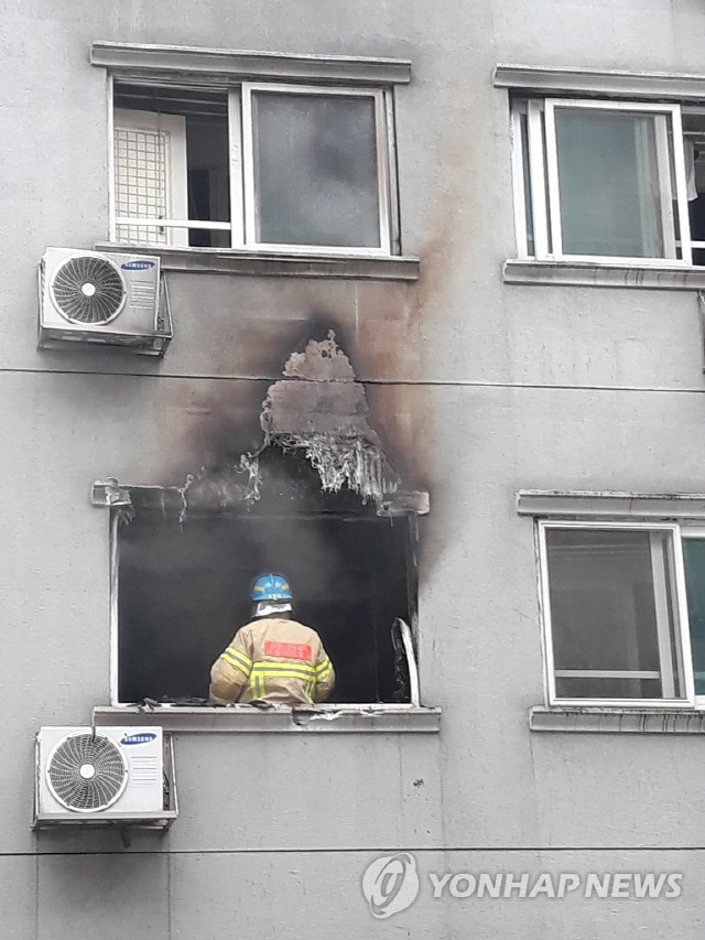 ‘천안 오피스텔서 화재’ 20대 남성 위독한 상태, 검게 그을리고 뜯긴 건물 벽