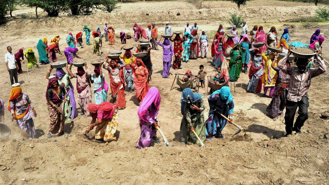 인도 농촌 주민들이 국가농촌고용보장사업의 하나로 토지정리작업을 벌이고 있다. 대부분이 여성이다. 중간에 유아를 위해 설치한 간이 요람이 인상적이다. /출처=카운터뷰