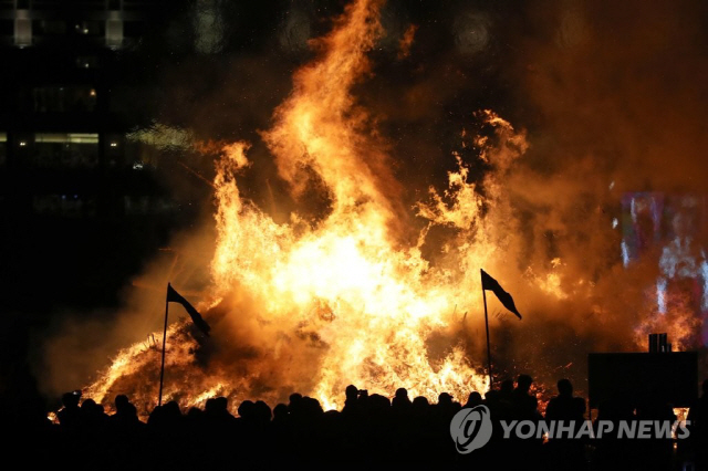 부산 송정해수욕장 달집태우기 행사 중 유증기 폭발…3명 부상