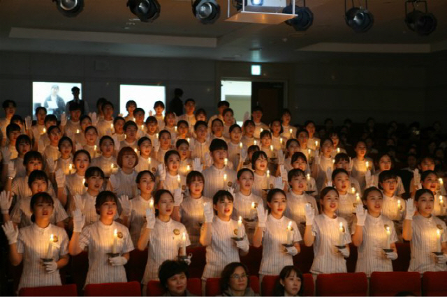 6일 부산 남구 동명대학교에서 간호학과 4학년 학생들이 촛불을 들고 나이팅게일 선서를 하고 있다./동명대학교 제공