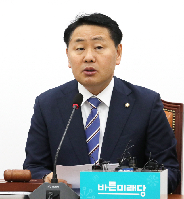바른미래당 김관영 원내대표(가운데)가 19일 오전 국회에서 열린 원내대책회의에서 발언하고 있다./ 연합뉴스