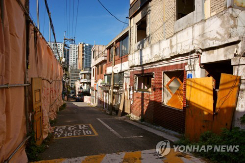 지난해 9월 마포구 아현동 일대 재개발공사를 위해 기존 건물을 철거하기 전의 모습. 서울시는 아현동 철거민이 거처를 잃어 스스로 목숨을 끊은 사건이 재발하는 것을 막기 위해 재건축 세입자에게도 이주비 지급 등의 지원을 하는 방안을 검토하고 있다고 20일 밝혔다. /연합뉴스