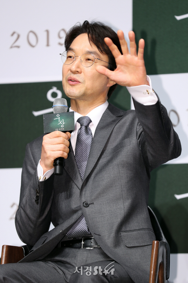 배우 한석규가 20일 서울 강남구 압구정로에 위치한 CGV 압구정에서 열린 영화 ‘우상’ 제작보고회에 참석하고 있다.