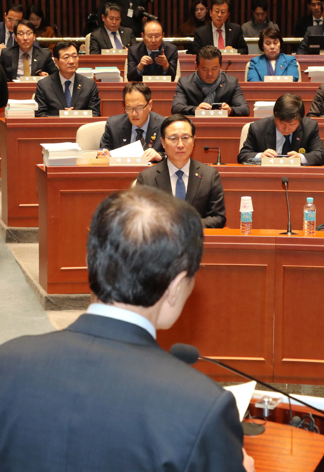 20일 오후 국회에서 열린 더불어민주당 정책의원총회에서 참석한 의원들이 이해찬 대표의 발언을 경청하고 있다./연합뉴스