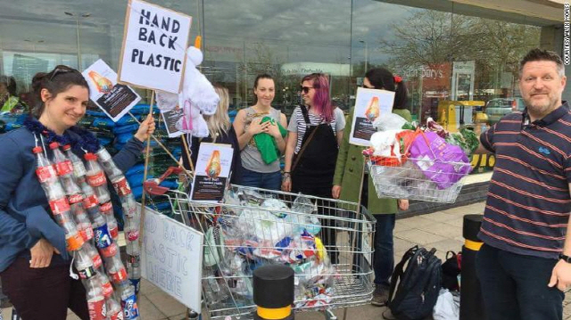 영국 잉글랜드 브리스틀의 한 슈퍼마켓에서 불필요한 일회용품 사용을 줄이기 위한 ‘플라스틱 어택’ 캠페인이 열리고 있다.  /CNN 영상 캡처