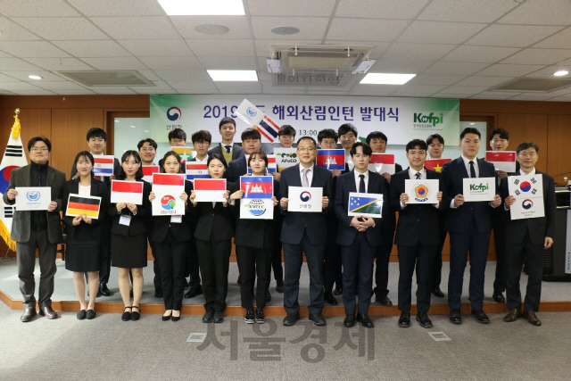 박종호(사진 앞줄 왼쪽에서 일곱번째) 산림청 차장이 2019년 해외 산림인턴 발대식에 참석해 교육을 마친 인턴들과 힘찬 출발을 다짐하고 있다. 사진제공=산림청