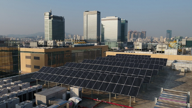 삼성전자 수원사업장 소재단지 옥상에 설치된 태양광 발전 패널 모습. /사진제공=삼성전자