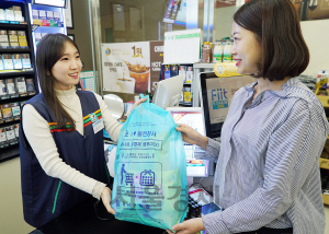 편의점 세븐일레븐은 서울 강서구와 손잡고 업계 최초로 ‘재사용종량제봉투’ 시범 판매에 나섰다.