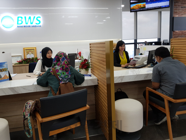 인도네시아 자카르타의 중심상업지구인 SCBD 지역에 있는 우리소다라은행 본점에서 지난달 31일 현지 기업 고객들이 상담을 하고 있다. /황정원기자