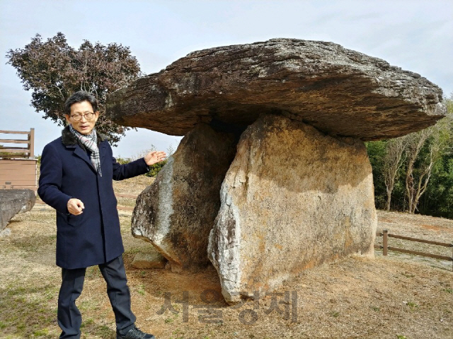 향토사 전문가인 유기상 고창군수가 지난 6일 서울경제신문에 천제단으로 쓰이고 있는 도산리 탁자식 고인돌에 관해 설명하고 있다. /사진=고광본선임기자