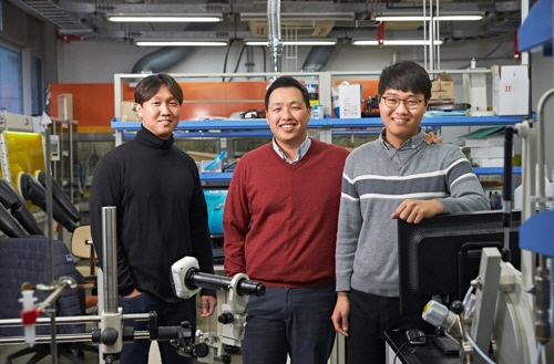 UNIST 조승기 연구원(왼쪽부터), 손재성 교수, 허승회 연구원이 실험실에서 활짝 웃고 있다. /사진=UNIST