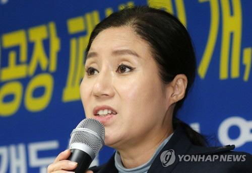 ‘구조동물 안락사’ 논란을 일으킨 동물권단체 ‘케어’가 이번엔 일방적인 구조조정으로 직원들의 인권이 침해되고 있다는 논란을 일으키고 있다./ 연합뉴스