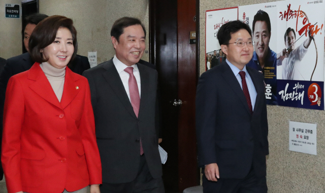 21일 자유한국당 나경원 원내대표(왼쪽부터), 김병준 비대위원장, 김용태 사무총장이 국회에서 열린 비상대책위원회 회의장으로 들어서고 있다. /연합뉴스