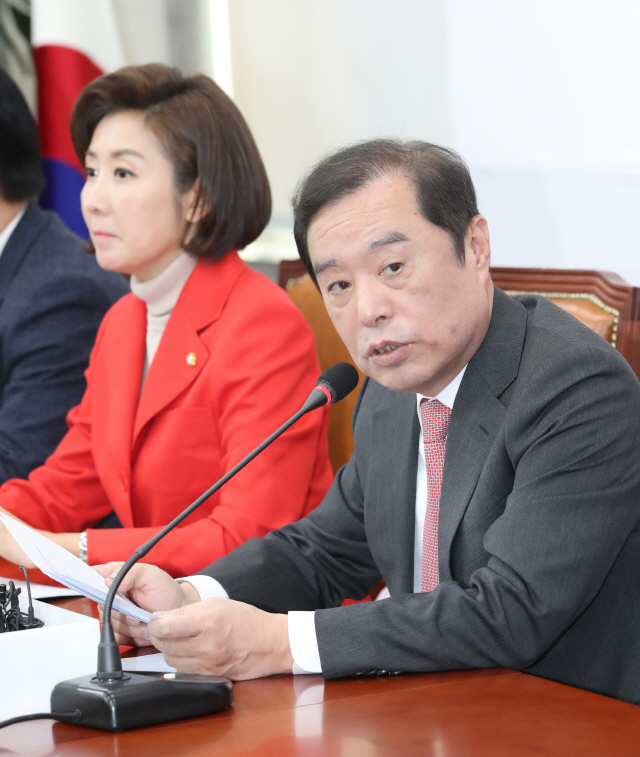 김병준(오른쪽) 자유한국당 비대위원장이 21일 국회에서 열린 비상대책위원회에서 발언하고 있다. /연합뉴스