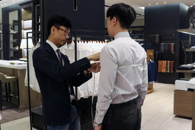 신세계백화점 분더샵 매장에서 한 고객이 맞춤 셔츠 ‘카미치에’ 제품을 구입하기 위해 신체 치수를 재고 있다. /사진제공=신세계