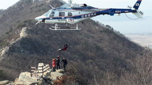 119구조대가 산악사고를 당한 시민을 헬기로 구조하고 있다. /사진제공=소방청