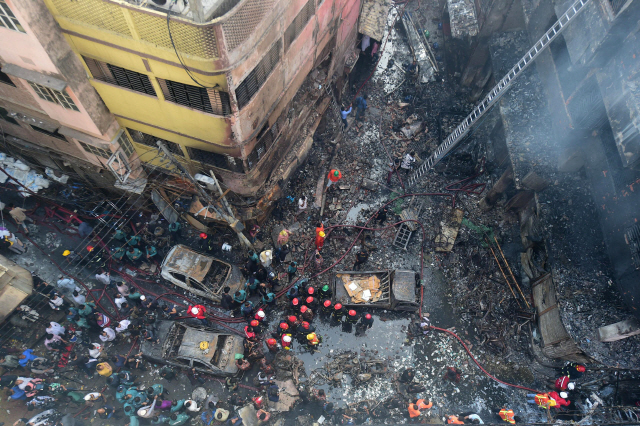 Firefighters are seen at the scene of a fire in Dhaka on February 21, 2019. - At least 69 people have died in a huge blaze that tore through apartment buildings also used as chemical warehouses in an old part of the Bangladeshi capital Dhaka, fire officials said on February 21, 2019. (Photo by Munir UZ ZAMAN / AFP)      <저작권자(c) 연합뉴스, 무단 전재-재배포 금지>