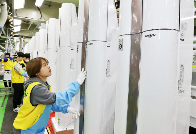LG전자 직원들이 20일 경남 창원사업장에서 휘센 씽큐 에어컨을 생산하고 있다. /사진제공=LG전자