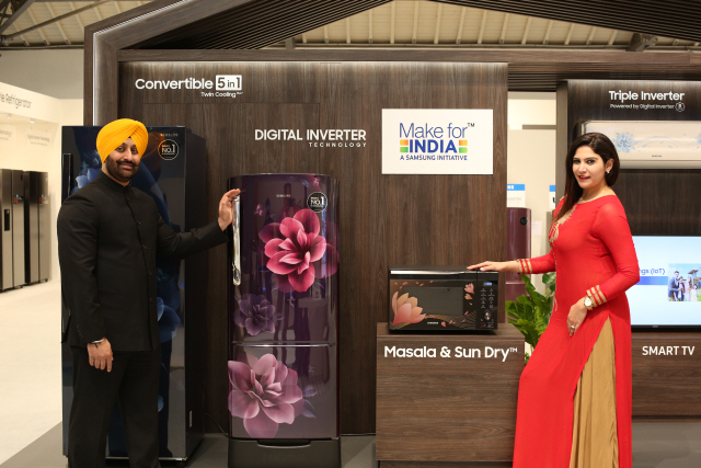 삼성전자 모델들이 19일 포르투갈에서 열린 ‘삼성포럼 2019’에서 인도 지역에 특화된 냉장고와 전자레인지를 소개하고 있다. /사진제공=삼성전자