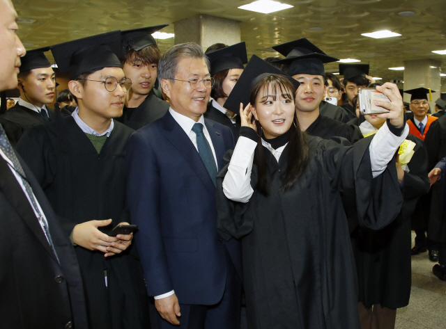 문재인 대통령이 21일 경기도 부천 유한대학교에서 열린 졸업식에서 졸업생들과 셀카를 찍고 있다. /연합뉴스