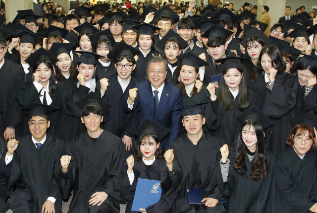 문재인 대통령이 21일 경기도 부천 유한대학교에서 열린 졸업식에서 졸업생들과 함께 기념촬영을 하고 있다. /연합뉴스