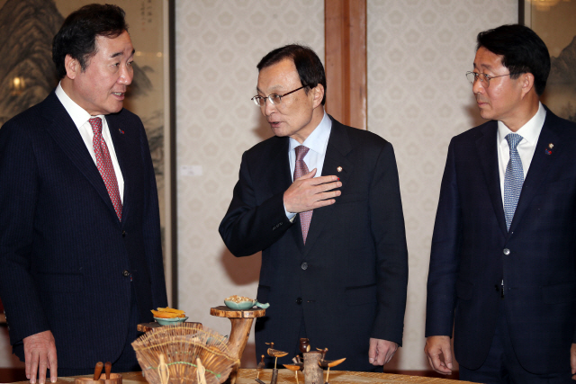 이낙연 국무총리(왼쪽)과 더불어민주당 이해찬 대표가 21일 오후 서울 종로구 삼청동 총리공관에서 열린 고위 당정청 협의회에서 대화하고 있다. /연합뉴스