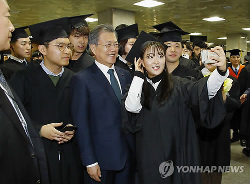 ‘유한대 졸업식’ 대통령이 떴다! 전문대 참석은 18년만, 주로 “서울대, 경찰대 등 방문”