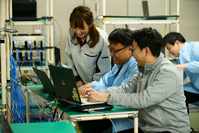 KT, 후지쯔, 솔리드 연구원들이 이달 초 일본 신가와사키에 위치한 후지쯔 연구소에서 5G 프론트홀 연동 테스트를 하고 있다./사진제공=KT