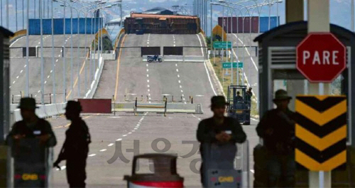 베네수엘라 군인들이 베네수엘라와 콜롬비아를 잇는 티엔디타스 다리를 봉쇄했다. /연합뉴스