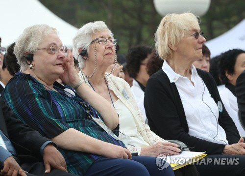 지난해 5월 18일 오전 광주 북구 국립 5·18민주묘지에서 열린 제38주년 5·18민주화운동 기념식에서 1980년 5월 항쟁을 목격하고 증언한 외국인들의 유족이 참석해 있다. 왼쪽부터 바바라 피터슨, 마사 헌틀리, 힌츠페터의 부인 에델트라우트 브람슈타트./연합뉴스