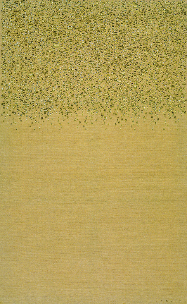 김창열 ‘물방울’ 1973년, 199x123cm 캔버스에 유화. 실제인 듯 착각하게 하는 물방울들이 화면 상단에 올망졸망 모여있고 화폭 나머지는 비워둬 시적인 여운을 남긴다. /사진제공=갤러리현대