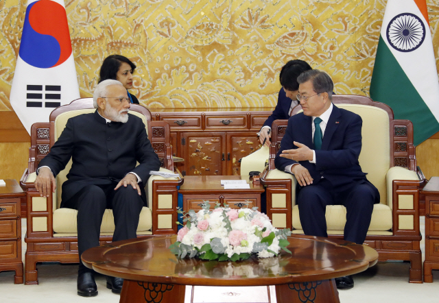 문재인 대통령과 나렌드라 모디 인도 총리가 22일 오전 청와대에서 단독 정상회담을 하고 있다./연합뉴스