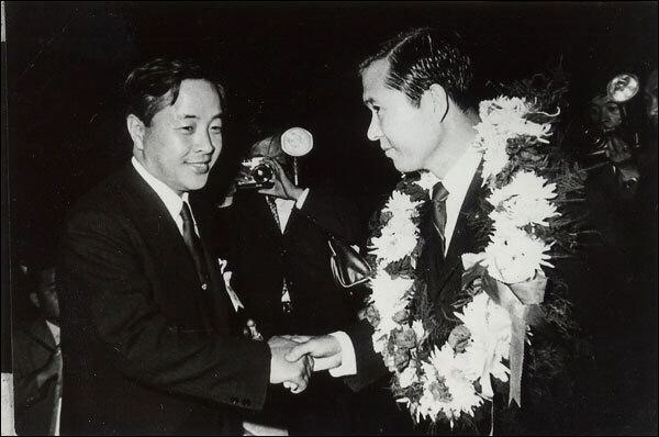 1970년 9월29일 신민당 대선후보 선출을 위한 임시전당대회에서 당시 김영삼(왼쪽) 후보가 당선자인 김대중 후보에게 축하의 악수를 건네고 있다.  /사진제공=김대중평화센터