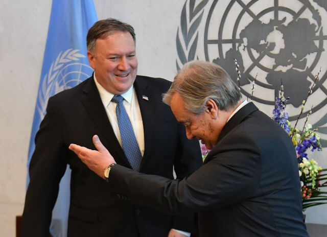 마이크 폼페이오(왼쪽) 미국 국무장관이 21일(현지시간) 미국 뉴욕 유엔본부에서 안토니우 구테흐스 유엔 사무총장과 만나 인사를 하고 있다./AFP연합뉴스