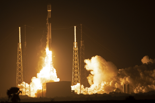 이스라엘의 첫 달 탐사선이자 사상 첫 민간 달 탐사선인 ‘베레시트’를 실은 스페이스X 팰컨9 로켓이 21일(현지시간) 미국 플로리다주 케이프커내버럴 공군기지 내 케네디우주센터에서 발사되고 있다. 베레시트가 달 착륙에 성공하면 이스라엘은 미국·러시아·중국에 이어 세계 네 번째 달 착륙 국가가 되며 민간 주도 프로젝트로는 사상 최초 기록을 갖게 된다.     /케이프커내버럴=UPI연합뉴스
