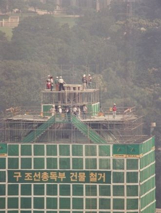 광복 50주년을 맞은 지난 1995년 8월 15일 서울 경복궁 앞에 있던 조선총독부 건물의 첨탑이 철거되고 있다.