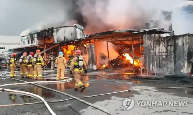 22일 오후 5시 24분께 광주 광산구 한 식품포장자재유통센터에서 불이 나 소방대원들이 진화하고 있다./연합뉴스