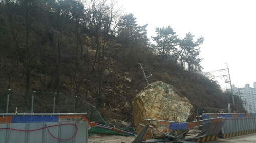 22일 새벽 부산 지하철 공사현장 인근 산비탈 일부 붕괴 사고가 난 지 몇 시간 만에 또 다시 대형바위가 굴러 떨어진 것으로 알려졌다. 이에 따른 추가 붕괴도 우려되고 있다./ 연합뉴스