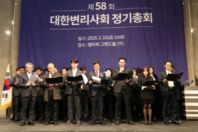 오세중(사진 앞줄 왼쪽에서 네번째) 대한변리사회 회장을 비롯해 변리사 대표 33명이 선언문을 낭독하고 있다. 사진제공=대한변리사회