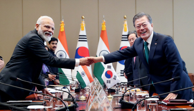 문재인 대통령과 나렌드라 모디(왼쪽) 인도 총리가 22일 오전 청와대에서 열린 확대 정상회담에서 악수하고 있다. /연합뉴스