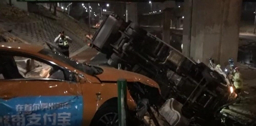 서울 마포구청역 인근 도로서 택시-쓰레기수거차 충돌 '2명 부상'