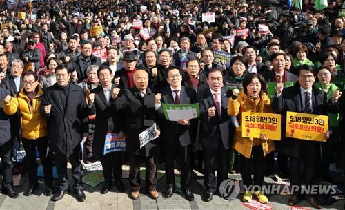 23일 오후 서울 청계광장에서 열린 ‘5.18 민주화운동 왜곡 모독 망언 3인 국회의원 퇴출, 5.18 학살·역사왜곡 처벌법 제정, 자유한국당 규탄 범국민대회’에서 이용섭 광주시장(앞줄 왼쪽 두번째부터), 박원순 서울시장, 박석운 한국진보연대의 공동대표, 민주평화당 정동영 대표, 장병완 원내대표, 정의당 심상정 의원, 윤소하 원내대표가 임을 위한 행진곡을 부르고 있다./연합뉴스